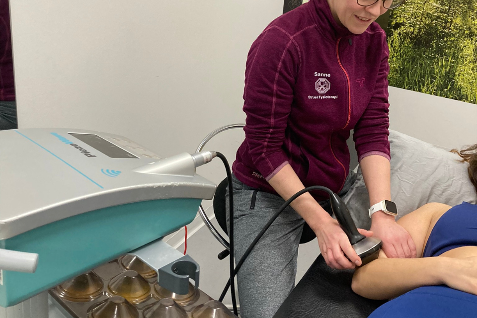 Sanne behandler med chokbølge