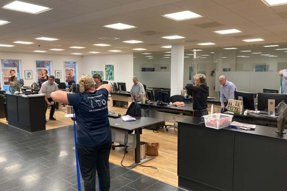 Pia laver træningsøvelser med lokal bank