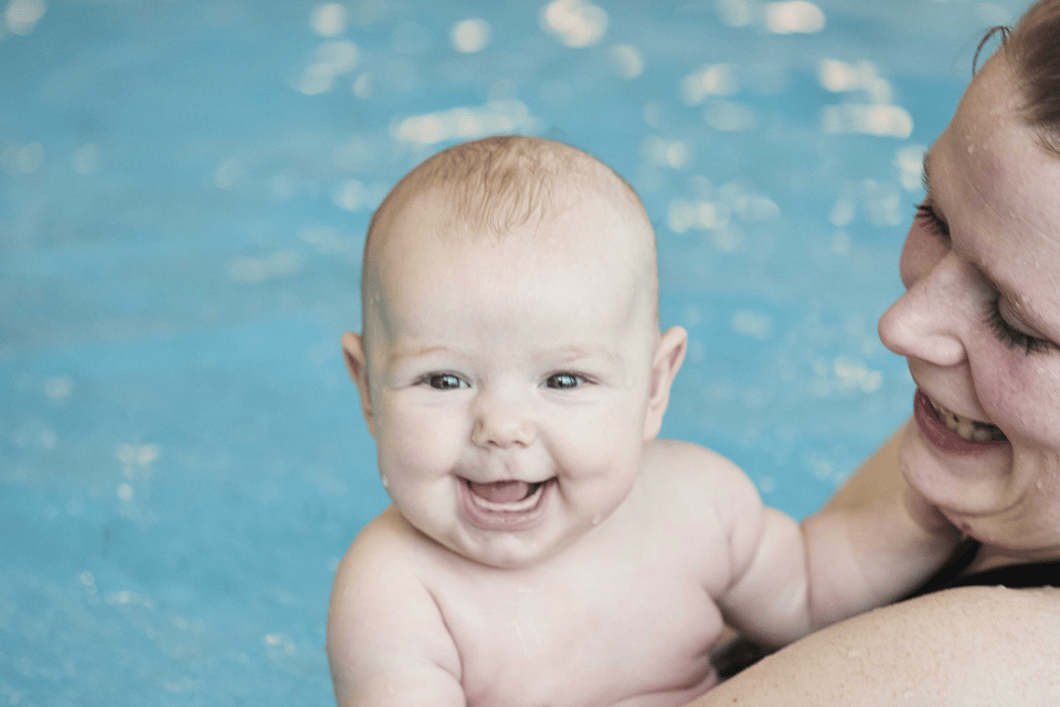Babysvømning glad baby