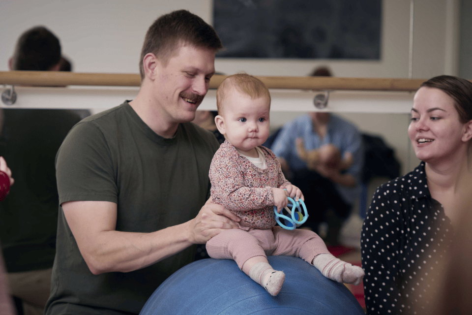 Babytummel forældre bold